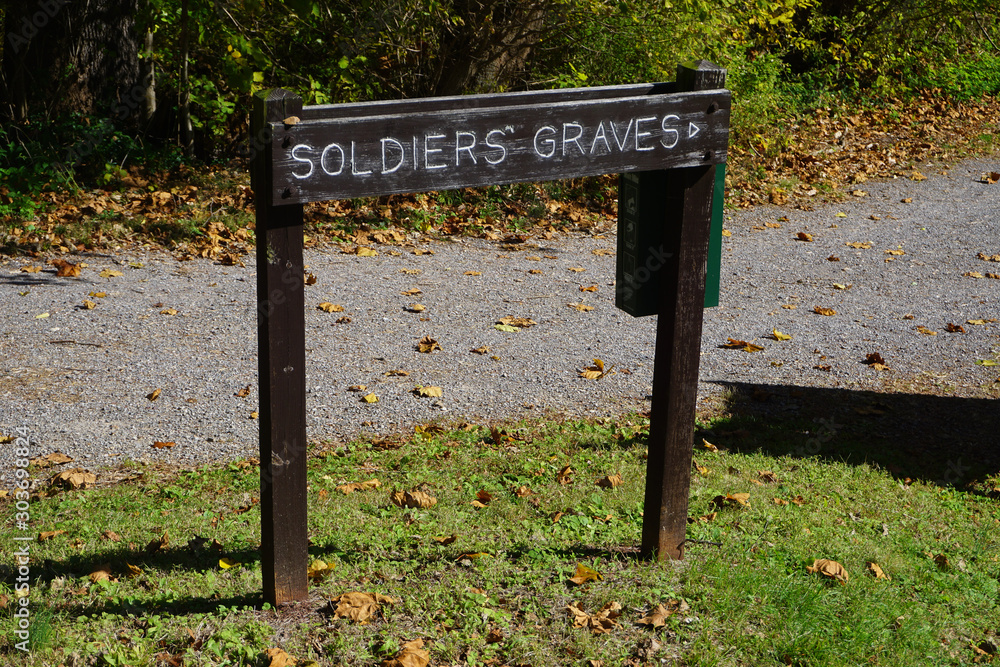 Φωτογραφία Washington Crossing Historic Park, PA: Sign points to the graves of soldiers of the Continental Army who died during the encampment of 1776-1777