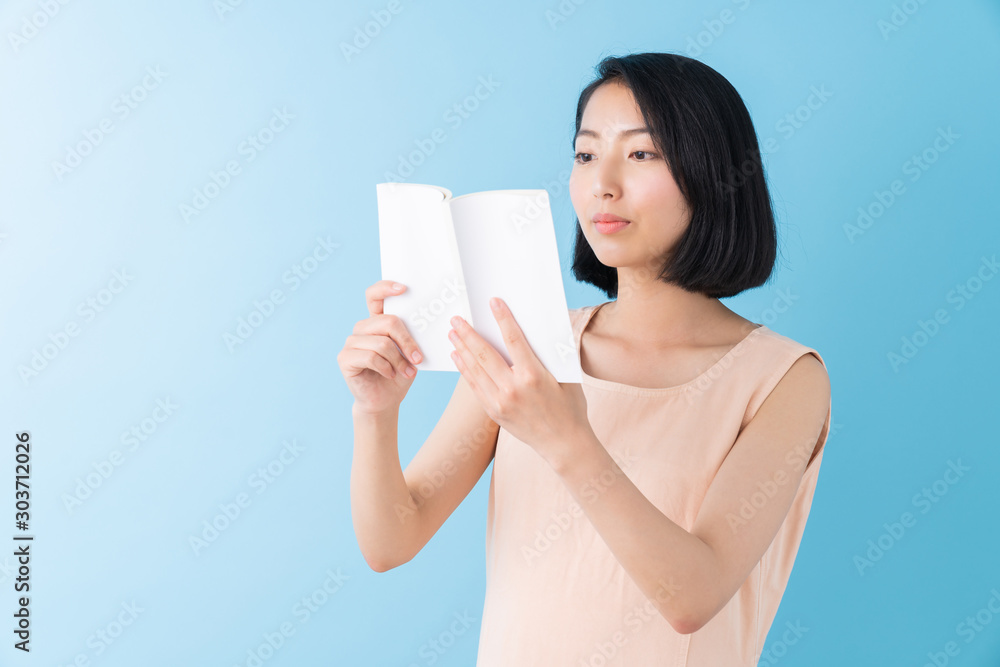 本を読む女性 本を読む女性