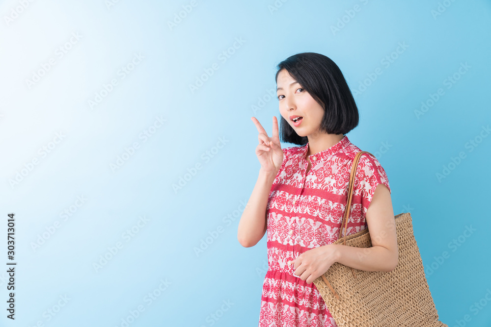 笑顔の女性 外出 笑顔の女性 外出