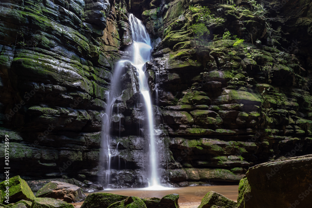 Obraz premium Waterfall inside a cave called 