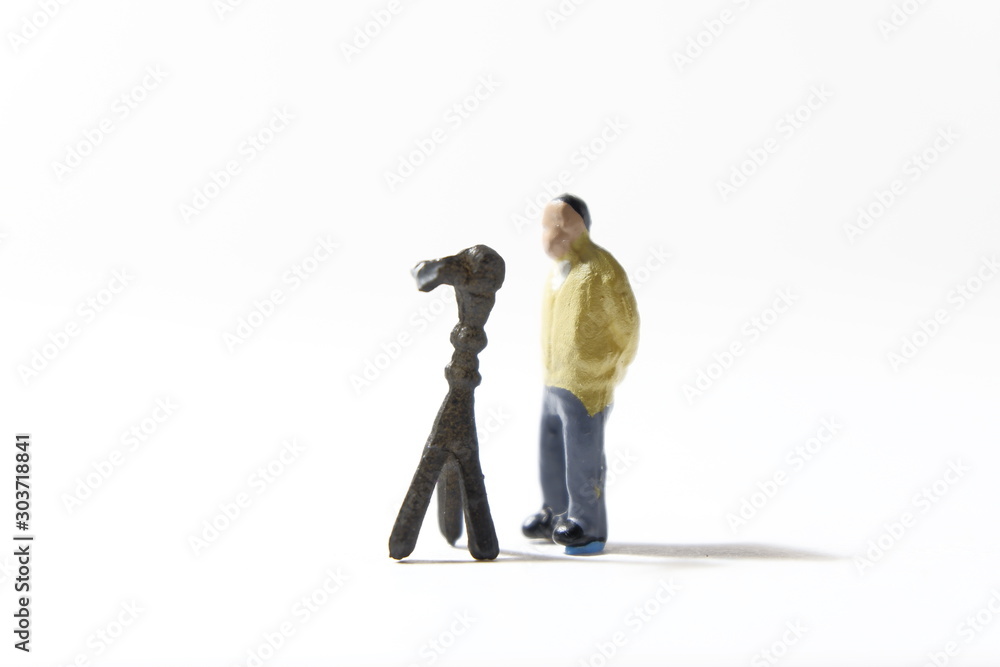 三脚を使って撮影する男性 三脚を使って撮影する男性