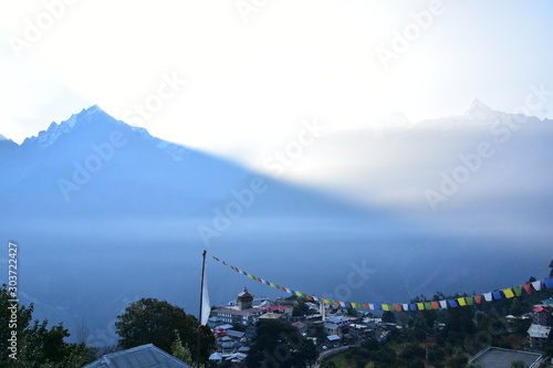 インドのヒマラヤ山岳地帯　キナウル谷のレコンピオのカルパ村　美しい朝日と山と街並み　チベット仏教寺院と旗 photo