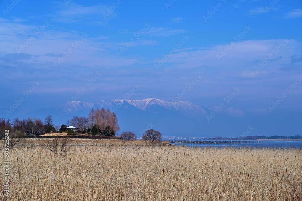 Fototapeta premium 青空バックに残雪の比良山と琵琶湖の情景