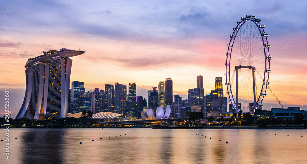 Φωτογραφία Stunning view of the Marina Bay skyline with beautiful illuminated skyscrapers during a breathtaking sunset in Singapore