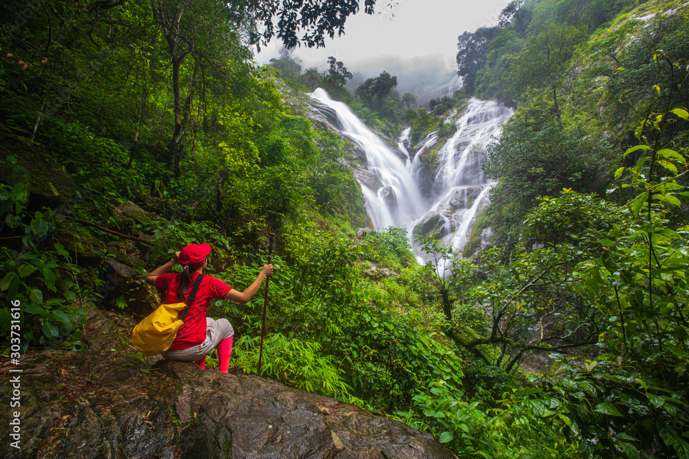 Ταπετσαρία Young girl  hiking  on Pi-tu-gro waterfall, Beautiful waterfall in Tak  province, ThaiLand