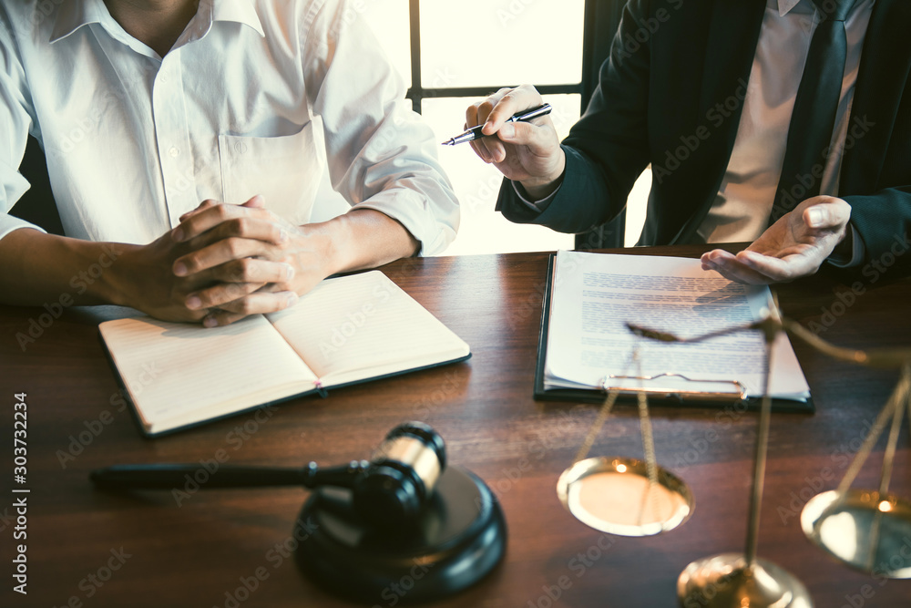 Φωτογραφία Lawyer explained to the client about the legal issues that must be taken in court in the office