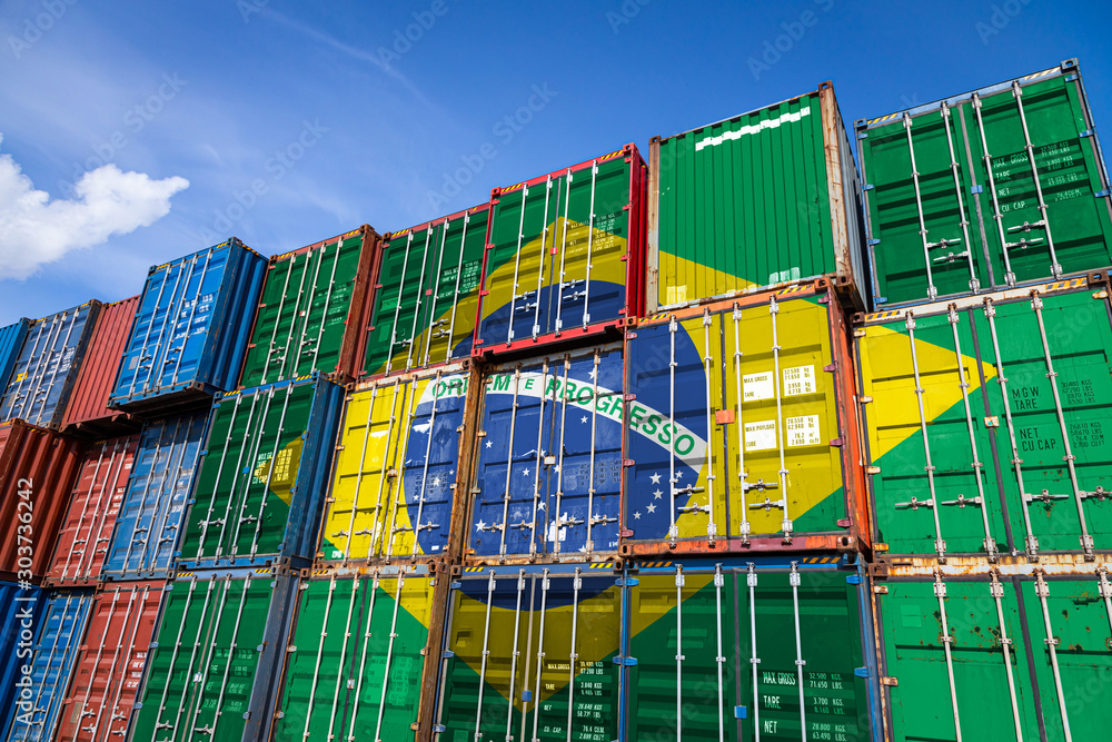 Φωτογραφία The national flag of Brazil on a large number of metal containers for storing goods stacked in rows on top of each other