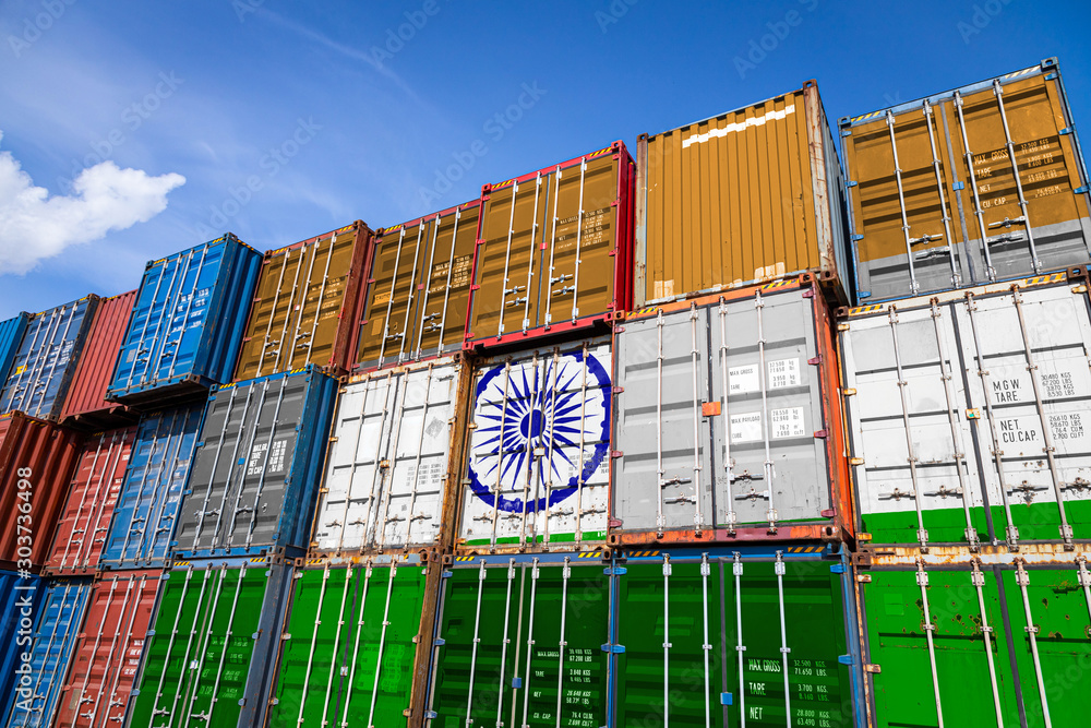 Φωτογραφία The national flag of India on a large number of metal containers for storing goods stacked in rows on top of each other
