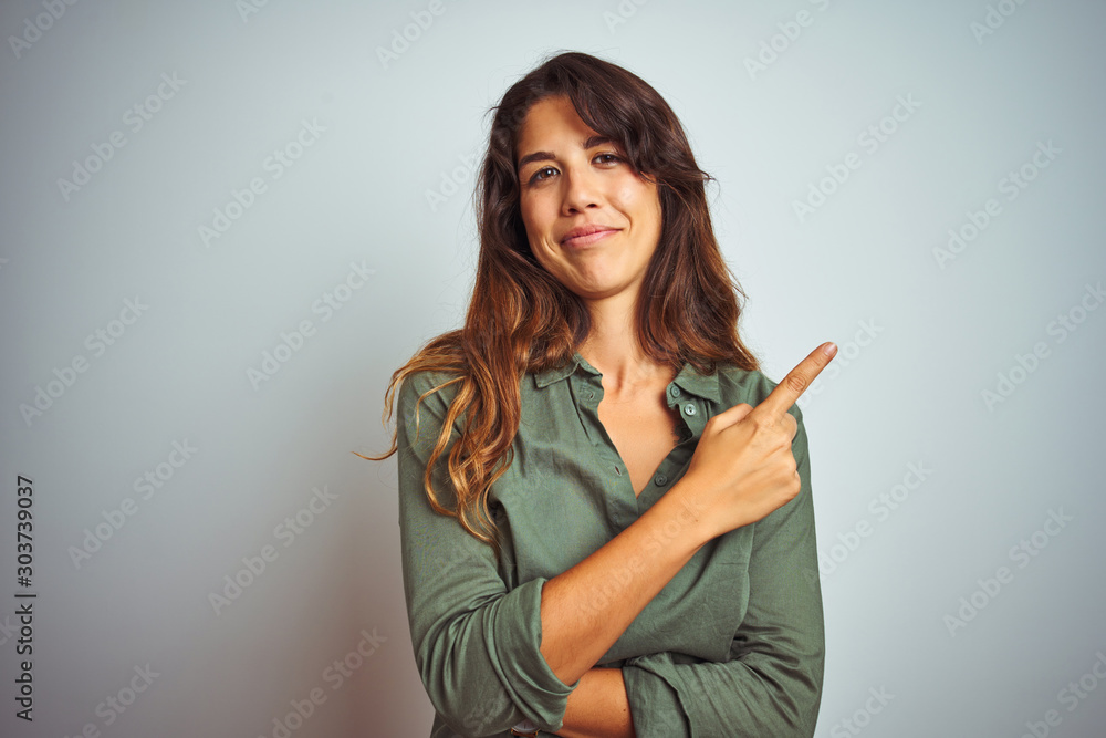 Φωτογραφία Young beautiful woman wearing green shirt standing over grey isolated background