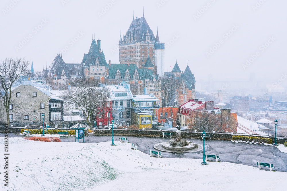 Obraz premium Snowy Winter Cityscape Scene with Historic Buildings in Quebec City