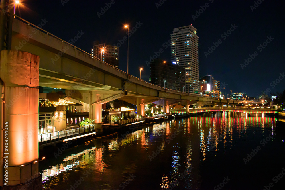 オレンジ色にライトアップされた、大阪の堂島川沿いの輝く美しい夜景（光の饗宴2018）