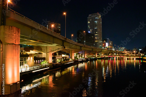 オレンジ色にライトアップされた、大阪の堂島川沿いの輝く美しい夜景（光の饗宴2018） © takasefuhito