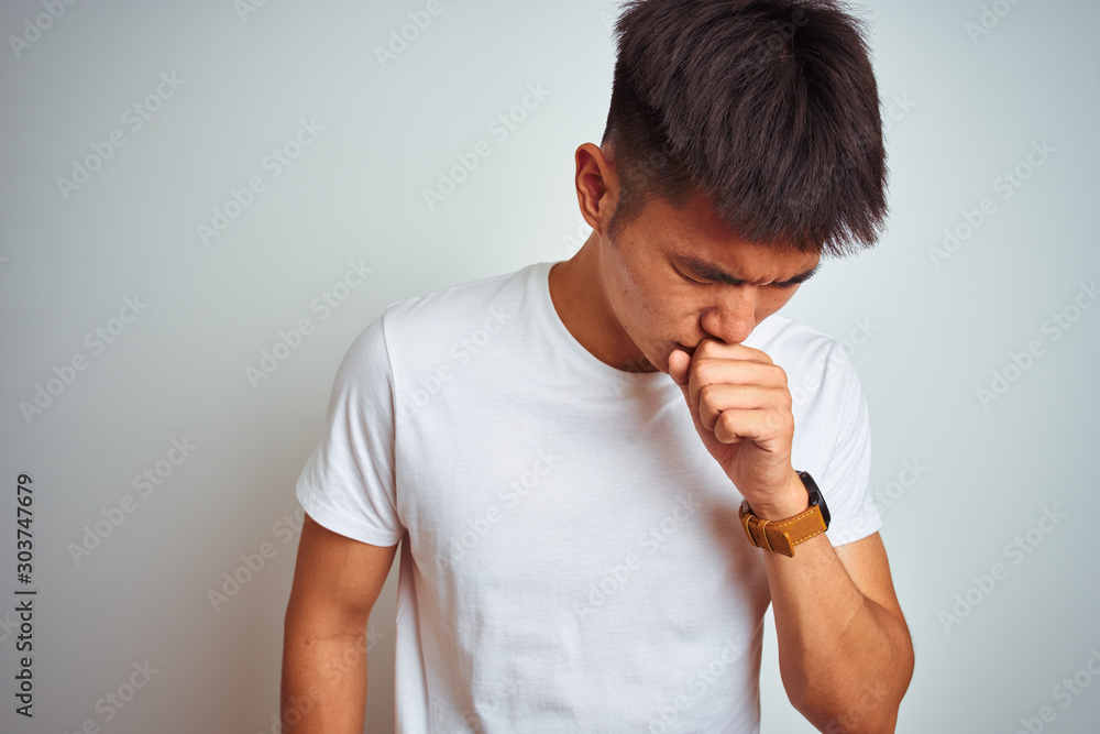 Φωτογραφία Young asian chinese man wearing t-shirt standing over isolated white background feeling unwell and coughing as symptom for cold or bronchitis