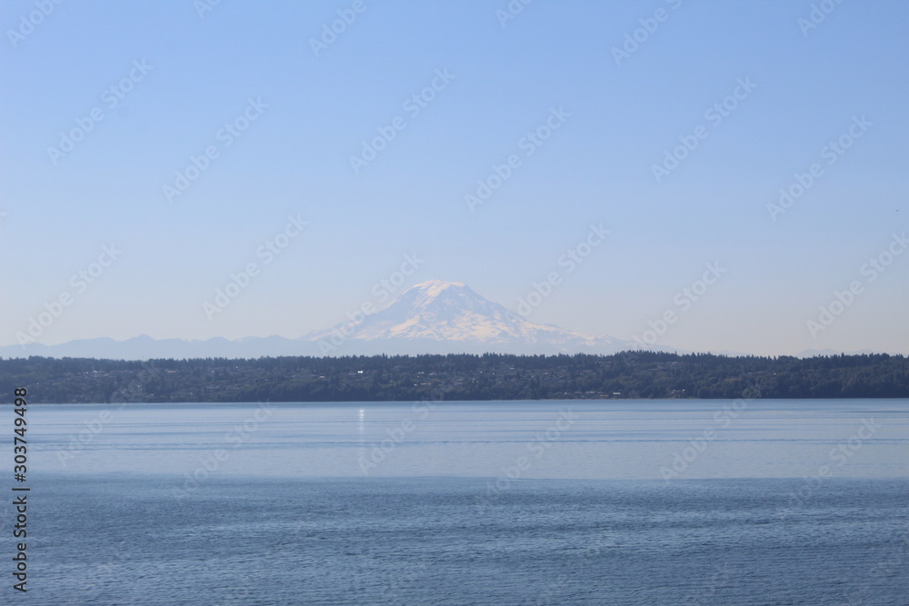 Fotografie Mount Reiner across the water