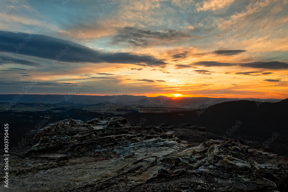 Obraz premium Blue Mountains sunsets across valleys and ridges