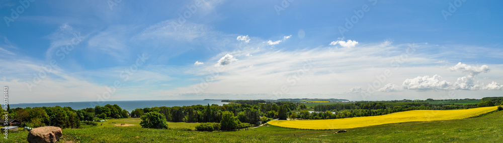 Φωτογραφία Rapsblüte in Göhren auf Rügen, Blick zum Südstrand und den Zicker Bergen, Halbin