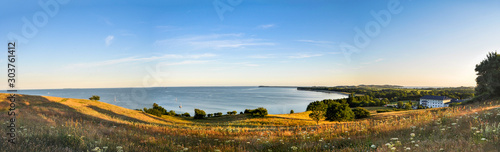 Rapsblüte in Göhren auf Rügen, Blick zum Südstrand und den Zicker Bergen, Halbinsel Mönchgut