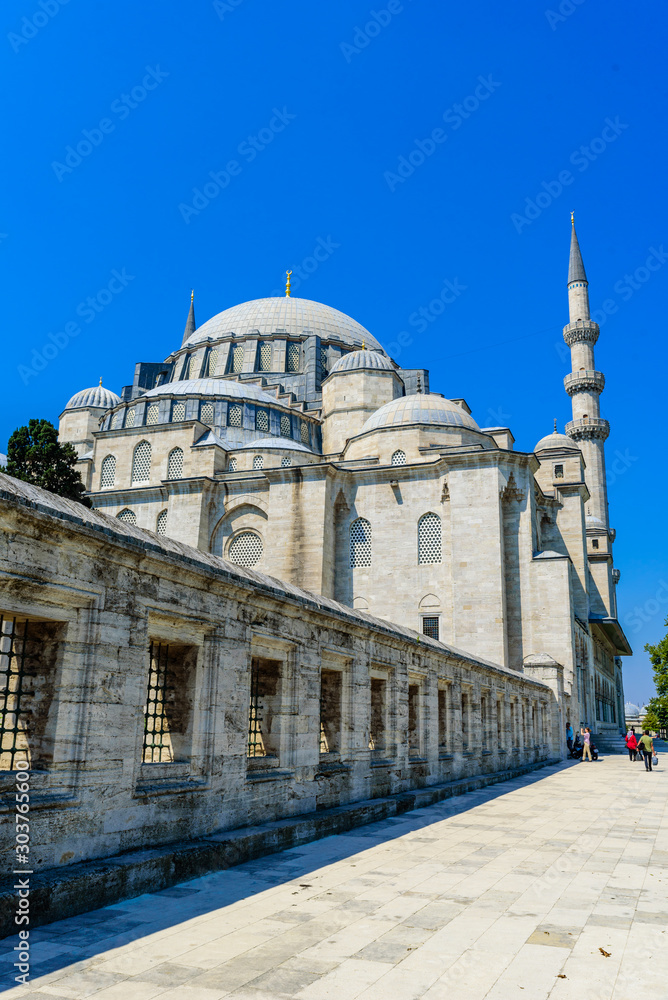 Obraz premium Suleymaniye Mosque in the Fatih district of Istanbul, Turkey. Travel concept of historical part.