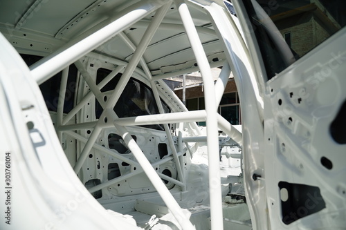 Racing car's roll cage design