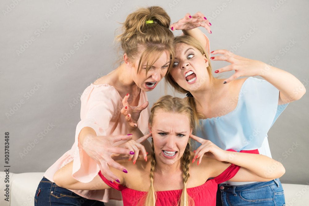 Εκτύπωση καμβά Woman being bullied by two females