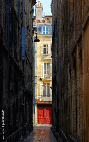 A very narrow street in Bordeaux city © hassan bensliman
