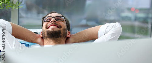 Foto Handsome smiling bearded adult clerk person arms crossed