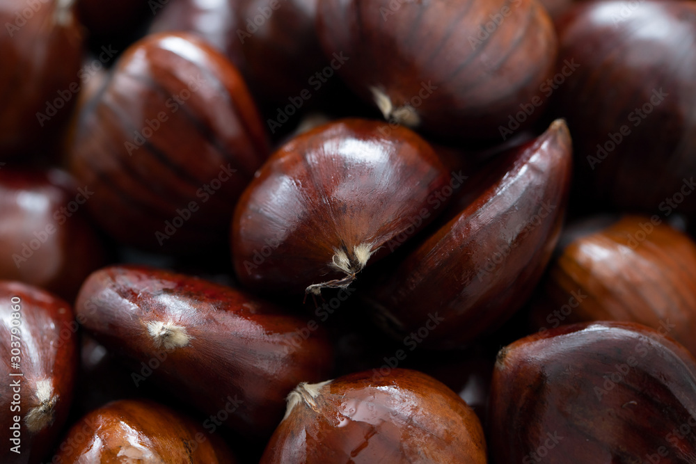 Obraz premium many beautiful raw brown chestnuts