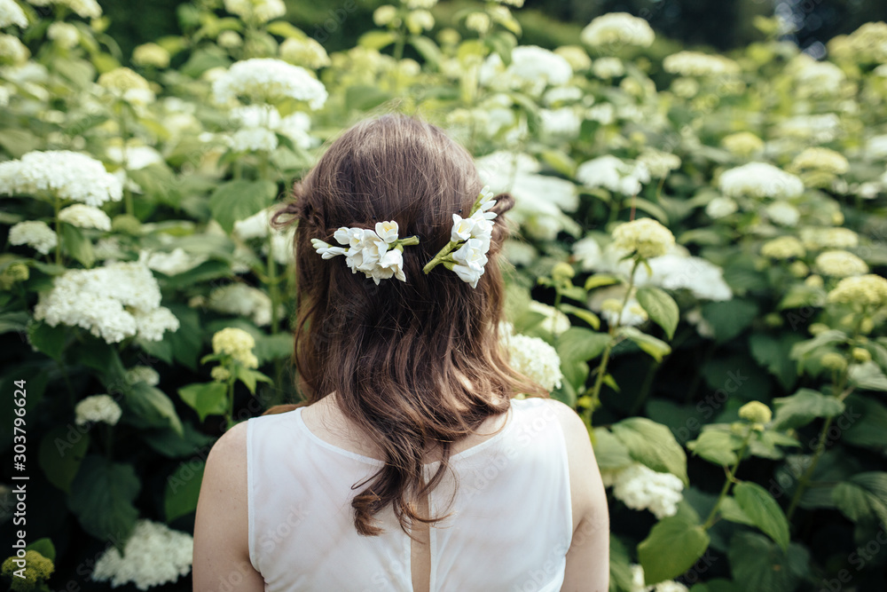 Naklejka premium Bride with white flowers in her hair