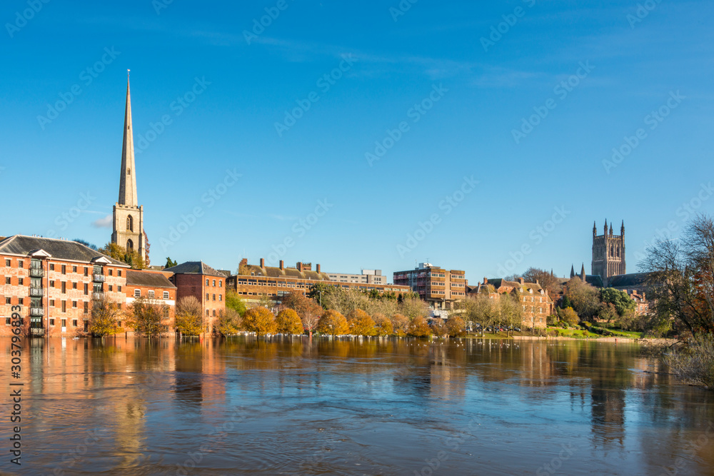 Obraz premium Flood and swans by Worcester bridge Worcestershire UK