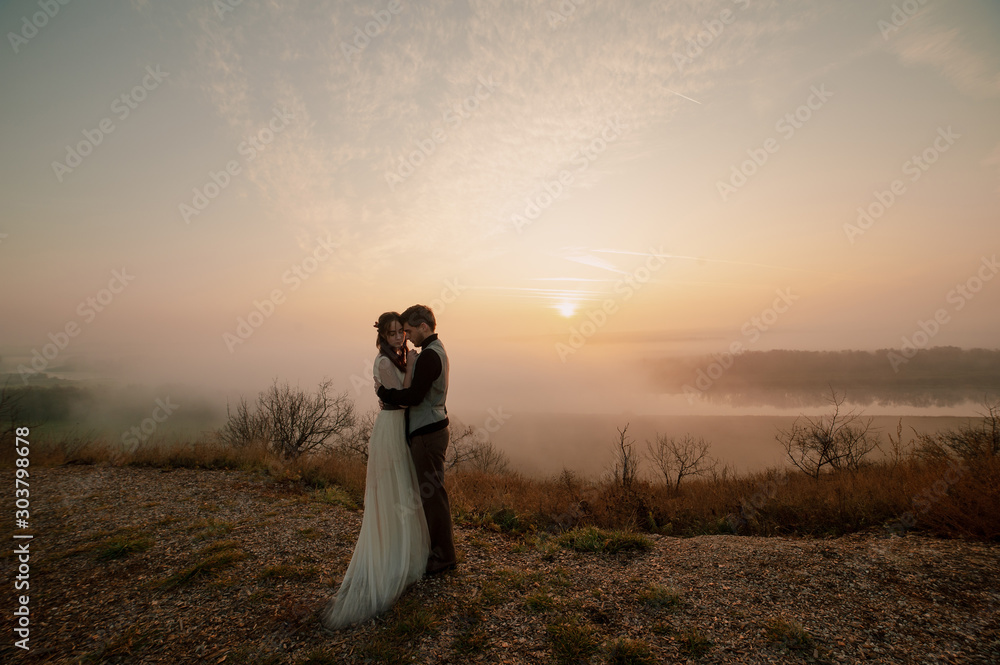 Φωτογραφία beautiful wedding couple in love bride and groom on the background of the sunset sky