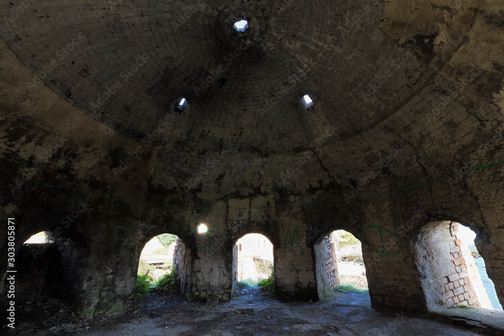 Obraz na plátně View from inside an unused Beehive Brick Kiln at the abandoned brickworks at Por