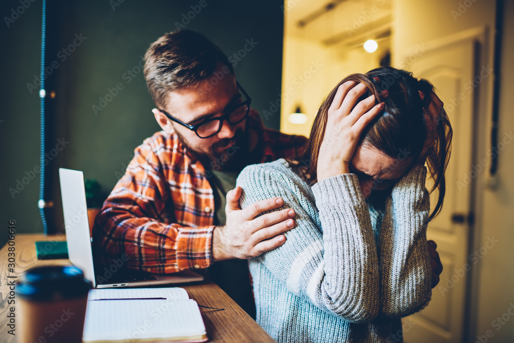 Ταπετσαρία Caring young man comforting stressful girlfriend with nervous breakdown after failure