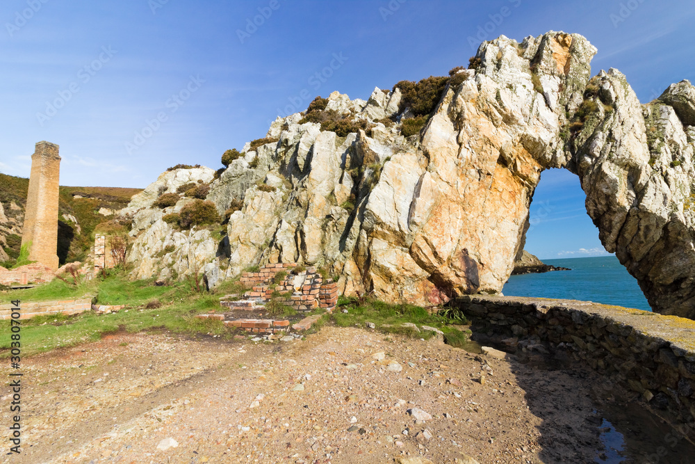 Φωτογραφία Coastal view from the now abandoned site of the Porthwen Brickworks on the Isle
