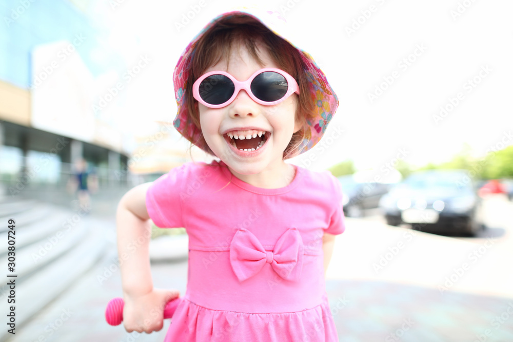 Φωτογραφία Happy smiling girl child in sunglasses outdoor portrait