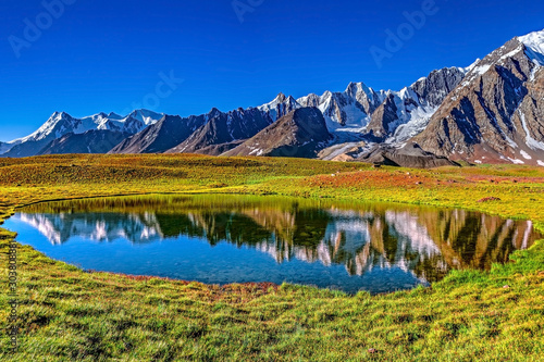 Fototapeta Naklejka Na Ścianę i Meble -  Karombar lake in the Karakoram mountains range 