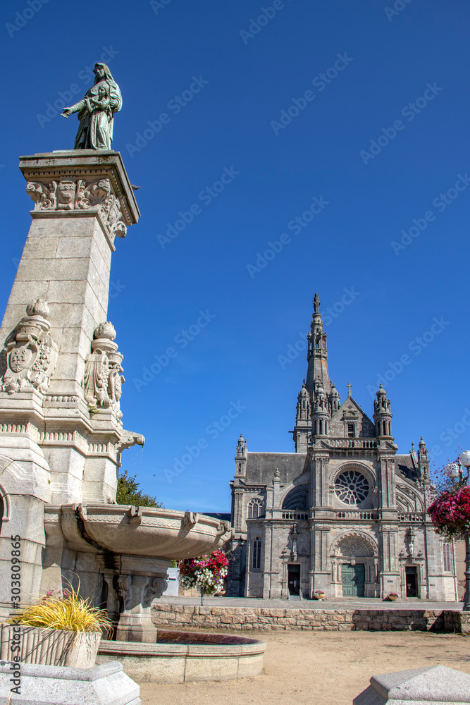 Sainte-Anne-d'Auray. Statue de Sainte-Anne, fontaine et basilique Sainte-Anne . Morbihan. Bretagne	