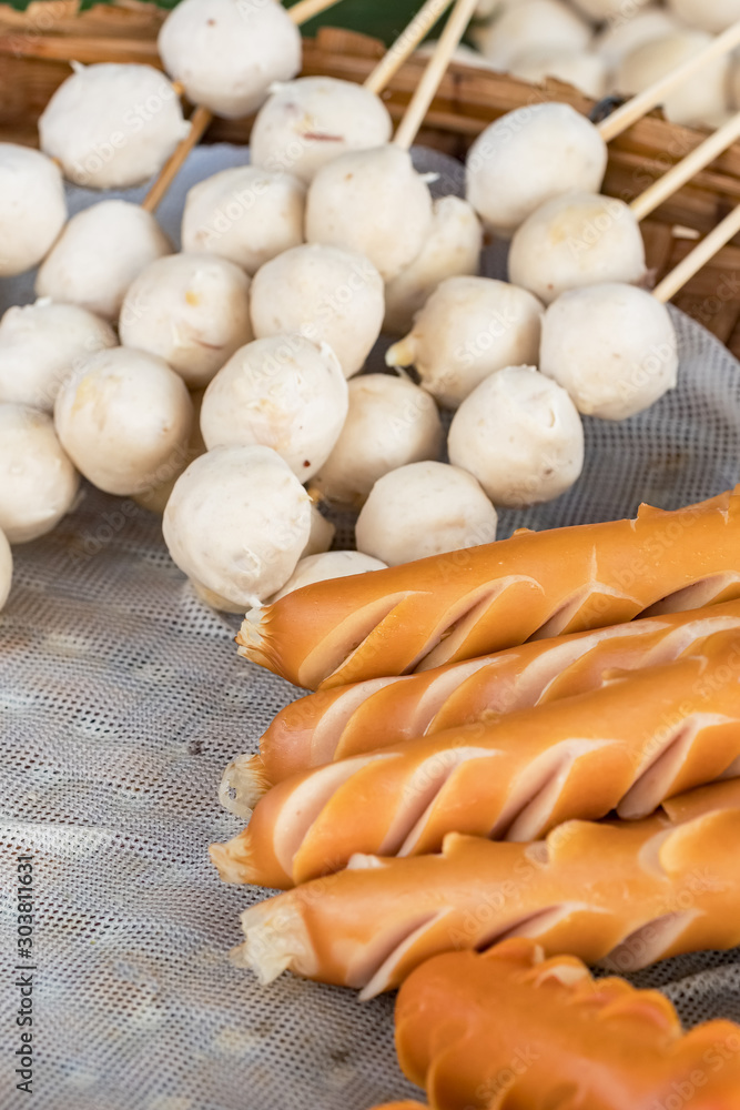 Φωτογραφία Thai street food: meat balls and sausages are steaming on wooden tray