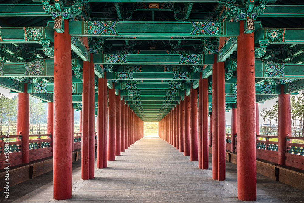 Ταπετσαρία Woljeonggyo covered bridge with perfectly aligned red colonnade Gyeongju South K