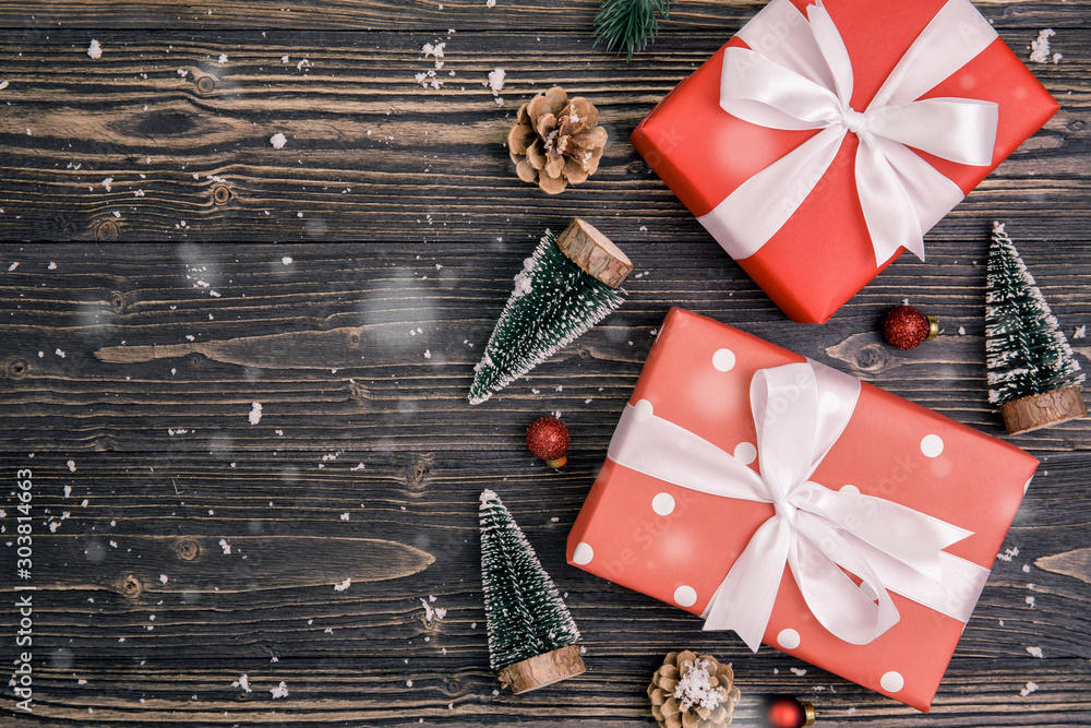 Φωτογραφία Christmas holiday composition with red gift box decoration on wooden background, new year and xmas or anniversary with presents on wood table in season, top view or flat lay