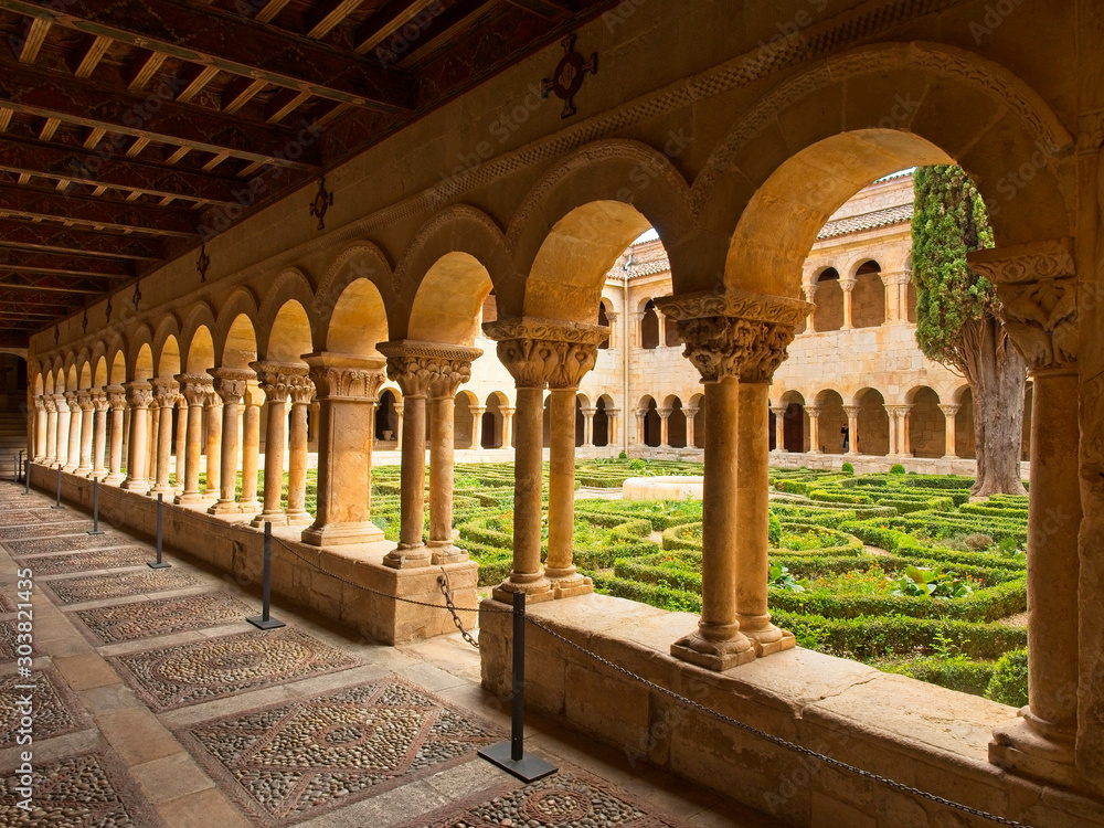 Ταπετσαρία Arches of the Benedictine Abbey