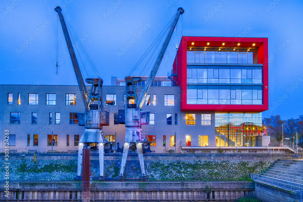 Φωτογραφία Alte Kräne und neue Architektur im Hafen von Neuss