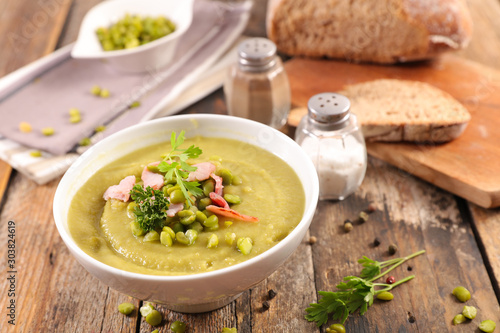 dry green pea soup with bread