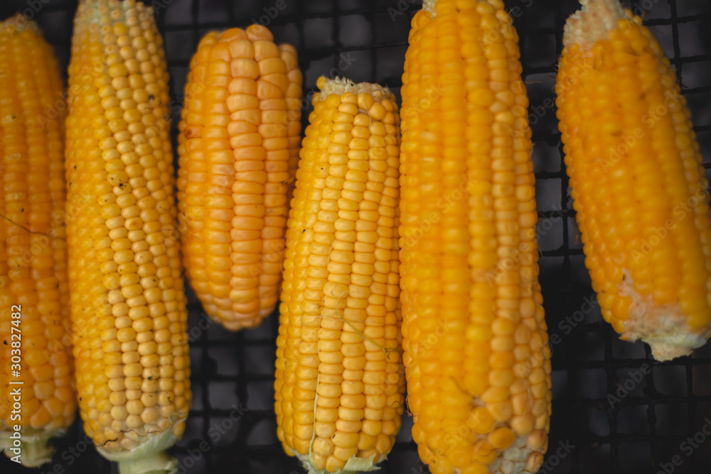 Process of grilling corn cobs, fried corn Process of grilling corn cobs, fried corn