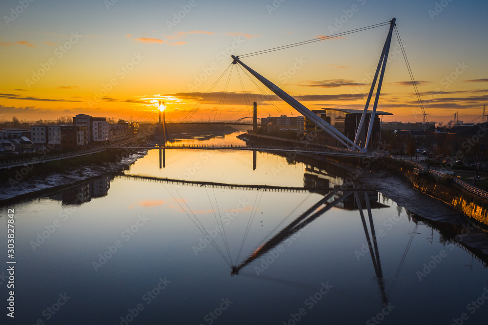 Φωτογραφία An aerial view at sunrise of Newport city centre, south wales United Kingdom, ta