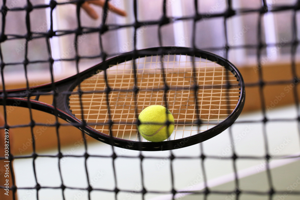 Tennisplatz mit Ball, Schläger und Netz