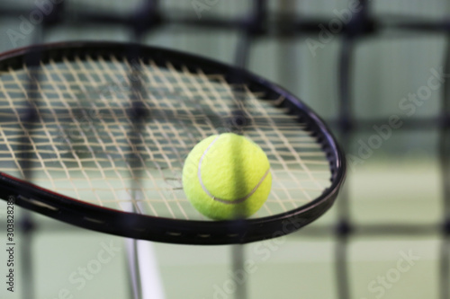Tennisplatz mit Ball, Schläger und Netz © U. J. Alexander