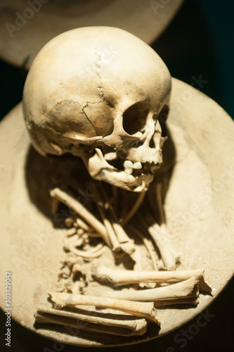 Calavera y huesos de niño encontrado en Teotihuacan, Mexico