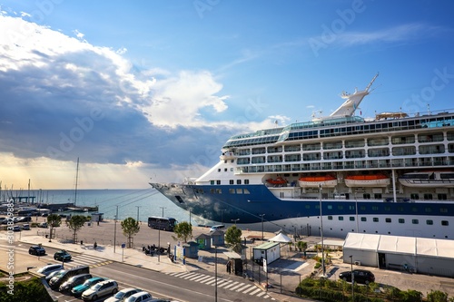 Stampa su tela Large cruise ship anchored at the port