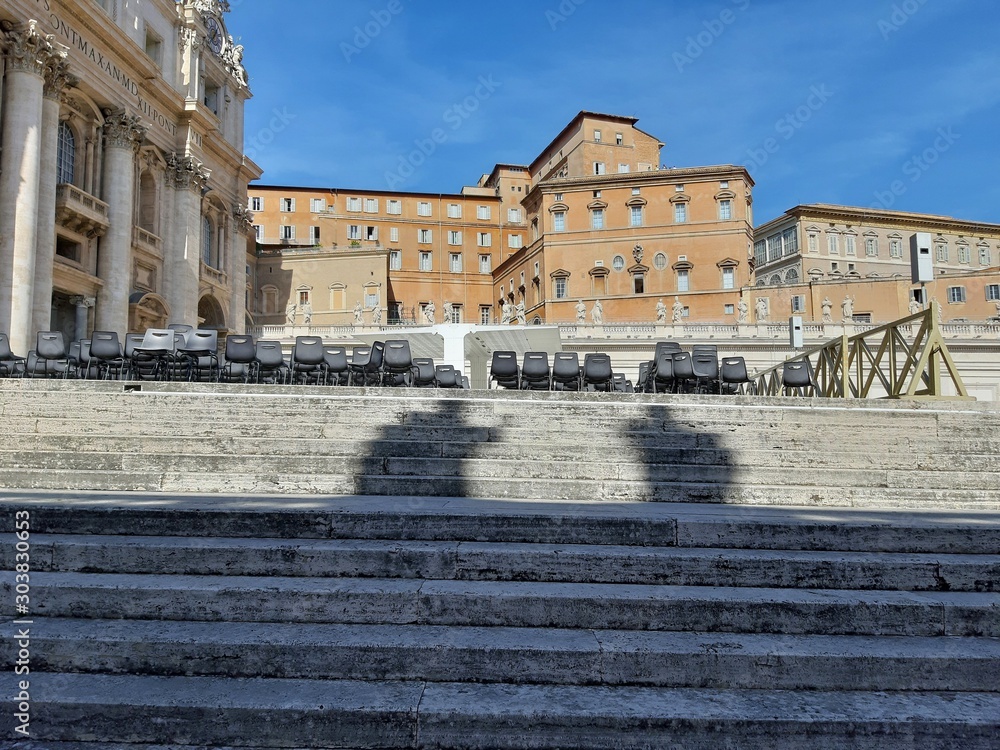 Vaticano - Ombre statuarie sul sagrato