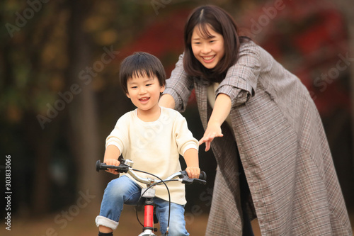 自転車に乗る練習をする親子